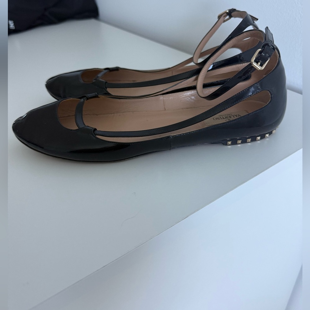Valentino Garavani Black Flats with Rounded Toe and Low-Cut Vamp